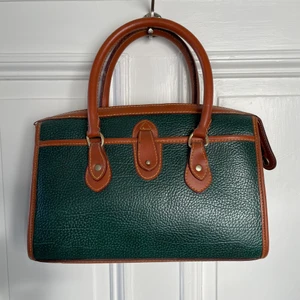 Vintage mörkgrön väska - Cool vintage väska i mörkgrönt⭐️ Kommer från USA, köpt på Beyond Retro.                                                          Bredd: 33 cm                                                                Djup: 12 cm                                                                   Höjd: 24 cm , 34 cm med handtag