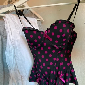korsett topp - jättefin korsett topp som jag köpt här på plick! inga skador eller fel på den utan den kommer bara inte till användning av mig💕💕💕 tyvärr är där ingen lapp i den så jag vet varken var den är från eller vilken storlek det är, men den passar mig som har S i tröjor och C-kupa