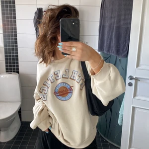 Vintige tröja - Supersnygg skön tröja. Andvänder ej längre.  💛 skriv privat för mer bilder eller info💛