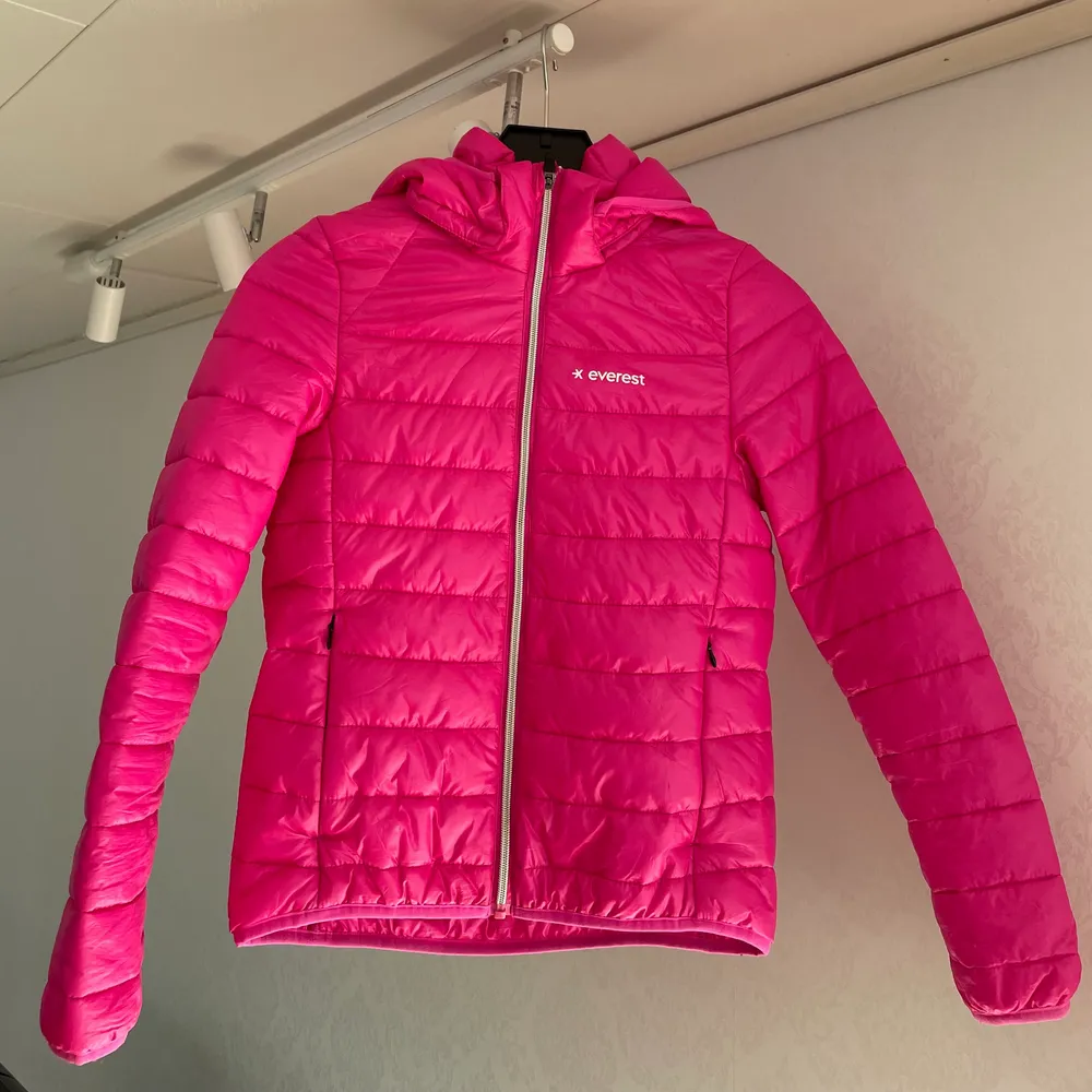 Jag säljer en sprillans ny, rosa jacka från Everest. Aldrig använd då jag hellre använda andra jackor. Tveka inte att höra av dig!💓 nypris: 599kr💓 frakt tillkommer💓. Jackor.