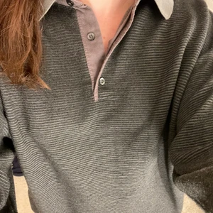 Grå sweater med krage - En grå tjocktröja med krage, materialet är lite känslan av manchester/ribbat. Super skön och mjuk❤️ Står storlek L men skulle snarare säga M/L