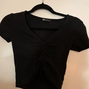 T-shirt topp från zara - Snygg T-shirt topp från zara med knytning😍