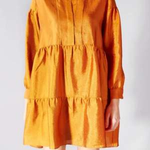 Kort klänning från Samsoe Samsoe. Passar till jeans, strumpbyxor eller barbent. Nypris: 1699. Knappt använd. 