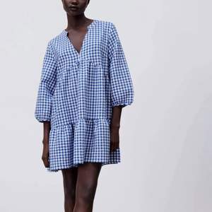 SLUTSÅLD supersnygg klänning ifrån Zara💙Klänningen är storlek M🦋🦋Buda med minst 10kr höjning💙Bud på 466kr