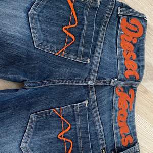 jättesköna jeans från 2000- talet i märket dieselTeams. Favoriter men bara använt 4 gånger då dom är för långa i benen för mig. Står storlek S på lappen men skulle säga det är en 34/36