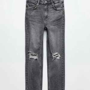 Zara jeans - Säljer mina fina populära zara jeans, pågrund av att jag har för många jeans. De är i storlen 32 men lite avklippta där nere men de passar mig som är 162. Kontakta för fler bilder om de önskas💗