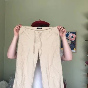 Lågmidjade byxor - Säljer dem kattigaste byxorna🥵 linneliknande material, lågmidjade och utsvängda. Köpta second hand men väldigt bra kvalitet då jag knappt inte har använt de❤️ ps pojkvännen är inte till salu 