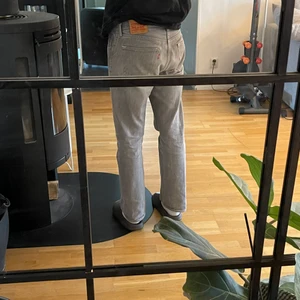 Raka vintage Levis jeans tvättat grå  - Rak passform vintage Levis i ljus tvättad grå färg, passar mig perfekt och jag är 186 :) budgivning vid högt intresse!!
