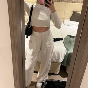 Linnebyxor  - Linnebyxa, storlek m men passar mig som har xs-s om man drar ihop dem midjan 