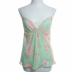 Mesh blommig sommar top  - Jättefin mesh flowy och somrig top i grönt med rosa och gula blommor 🌷 🌼!! Från H&M i storlek: M men passar också i S!! Har också en fin spets detalj där fram!💕