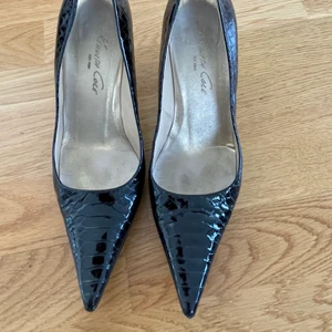 Svart pumps från Kenneth Cole, strl 36 - Svart pumps från Kenneth Cole, storlek 36. Klackhöjd ca 7cm. I bra skick.  Hämtas vid Kungsholmen eller Globen. Alt skickas mot porto