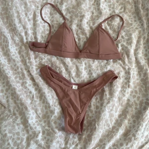 Bikini! - Jag har använd denna bara en gång. Färgen är typ som nude, lite ljusare än vad det ser ut på bilden! Jag minns inte varifrån har jag köpt bikinin ☹️. Storlek- S, 50kr för både under/överdelen + frakt ❤️