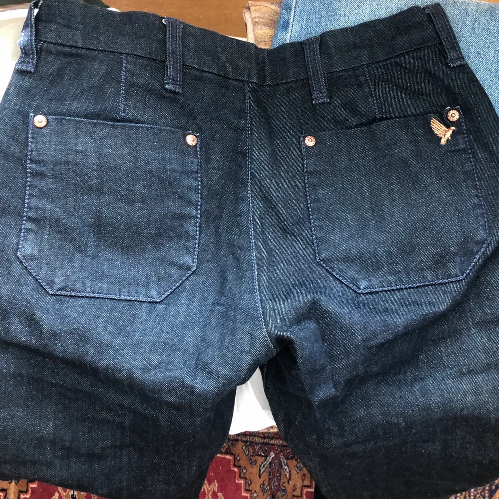 Skit snygga jeans från MIH! Asnajs bootcut/ flaire modell😍 säljer då de tyvÄrr är försmå;(. Jeans & Byxor.