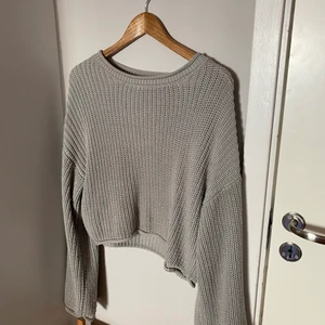 Stickad tröja storlek 36 - Sparsamt använd stickad tröja från NA-KD. Strl 36