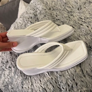 Klackar - Bekväma trendiga ”klackar”, helt nya oanvänd, strl 39 (passar38) 100 plus frakt