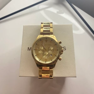 Michael Kors klocka  - Hej! Säljer nu min knappt använda Michael Kors klocka som jag fick i födelsedagspresent. Ska nu köpa en annan klocka och det är därför jag säljer den här. Allting funkar som det ska och allting på bilden medföljer. Köpare står för frakt & priset kan diskuteras. 
