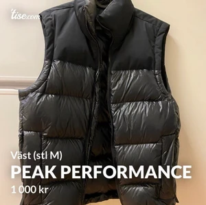Peak performance väst - Supersnygg trendig väst ifrån peak performance som jag köpte utav en annan tjej på tise! Jag har bara använt den en gång då den inte riktigt satt som jag ville. Den tidigare ägaren hade använt den Max 10 gånger. Inget fel på den alls!  Passar både kvinnor och män men den är i damstorlek M. Skulle säga att den passar någon som ligger mellan M och L. 3 st fickor, 1 innerficka och 2 ytter.  Om ni vill ha fler bilder så är det bara att höra av sig!🤍 Pris kan diskuteras! 