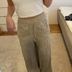 Linnebyxor  - Linnebyxor från Ginatricot i strl 32, inte använda någon gång, jag är 160 och de passar mig bra i längden! Väldigt bekvämliga! ☀️ (frakt ingår inte i priset)