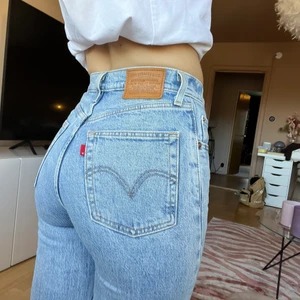 Blåa Ribcage Straight Levis - Måste tyvärr sälja mina favvisar som sitter lite väl tight i midjan. Har använt dem mycket men tack vare kvalite är de nästan som nya! Bild 1 gör färgen mest rättvis. W 24 och längden oklar. Slutar precis ovanför fötterna på mig som är 160. Frakt på ish 50 tillkommer🥰💕