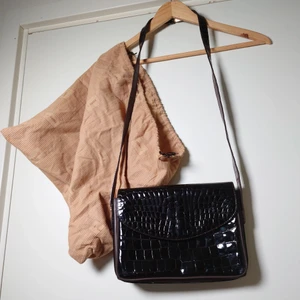 Vintage handväska - Äldre handväska från Santi med tillhörande påse. Fint skick🌱
