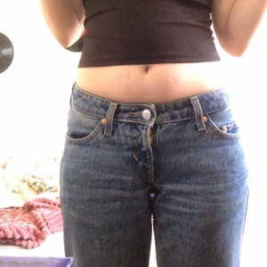 Weeknd Arrow - ett par snygga jeans från weekday som är tyvärr liten för mig. Det är lite sliten på ena av bakfickan men det märker man inte. skriv jätte gärna om ni är intresserade. Ni kan också ställa frågor. Nypris 500.