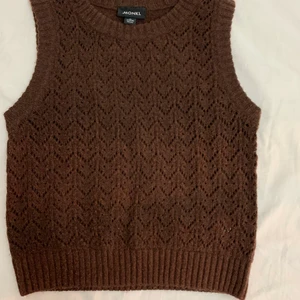 Brun topp - Brun stickad topp/väst😊 Använd få gånger. (Köparen står för frakt)