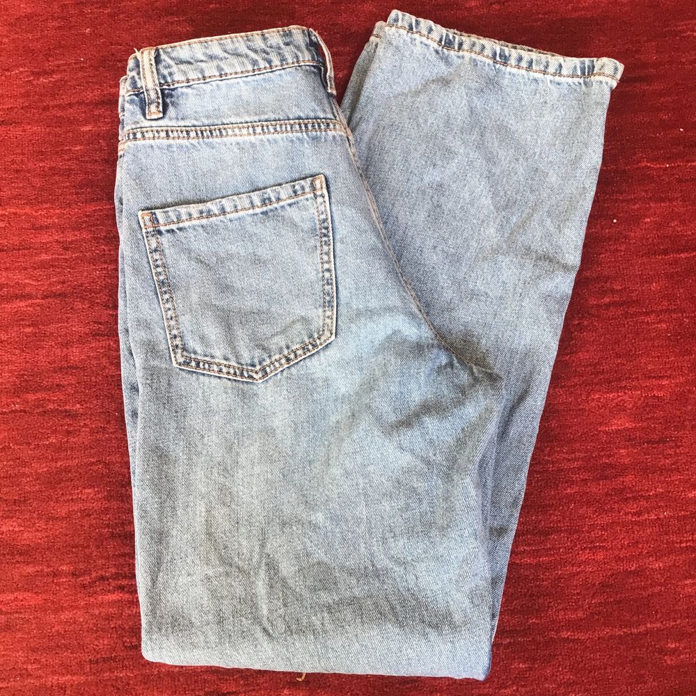 Highwasted straightleg jeans i STL 34 från Kappahl, nypris 499. I nyskick, använt få gånger. Säljer dem eftersom dem har blivit lite korta på mig och använder Inge längre.                                                                Frakt inåt i priset📦💗                                       Betalning sker via Swish✅💗. Jeans & Byxor.