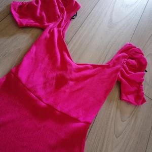Rosa puff-ärmad somrig klänning - Säljer denna vackra mörkrosa klänningen (inte så ljus som på bilden) som är i helt nytt skick med prislappen kvar. Den är ifrån HM, divided strl xxs, men passar mer xs. Klänningen finns inte kvar längre i HM. Köpte den för 150, men säljer för 80 kr. Köparen står för frakt eller så möts vi upp i malmö. Skriv för mer info eller bilder😊