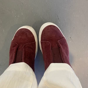 Eytys - Säljer mina snygga eytys i vinröd färg. Supersnygga men tyvärr är de lite stora för mig. Endast använd 1 gång.💞 köpta för 2000kr, kartong finns kvar!