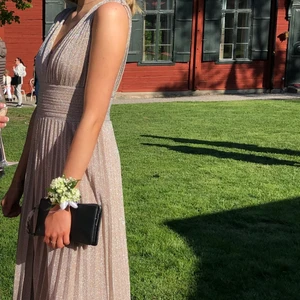 Lovisa Barkman klänning  - En Lovisa Barkman klänning som inte längre finns att köpa! Perfekt till balen t.ex. använd endast 1 gång. Storlek xs/s då den är litelite insydd, men skulle passa både en XS och S!! 