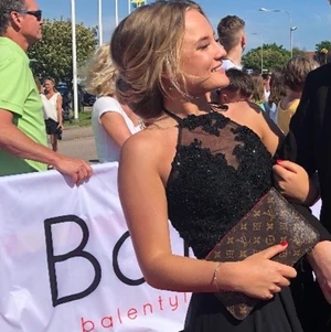 Balklänning från dressroomlinne  - Säljer min magiska balklänning från dressroomlinne. Storek 32/34, passar mig som är en XS. Fint fall med slits vid ena benet. Nypris: över 4000:-. Finns att prova i Halmstad☺️     Skriv för fler bilder 👗 