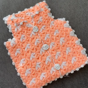 Handgjord tvättlapp - Superfin handgjord tvättlapp i form av en väst med knappar. Löddrar upp tvål så bra! Man kan stoppa in handen eller det går även att stoppa i tvålen och använda så. Frakt på 13kr tillkommer. Skriv om du har frågor 💞🦋🧼