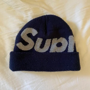 Sumpreme beanie navy - Säljer pga lita andvädning. Är äkta köpt från sneakershyllan. Bra skick. Är blå med reflekterande bokstäver.