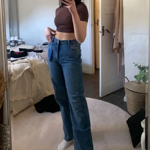 Blå Jeans - straight leg - Blåa jeans som är raka med en liten utsvängd i storlek 38. Köpt för 400kr men säljer för 199 + frakt, frakten ligger på 70kr. 