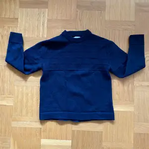 marinblå ylle tröja från SAMSØE SAMSØE                                                storlek: M                                                                                         (använd fåtal gånger)               