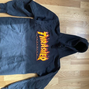 Thrasher hoodie flames - Använs thrasher hoodie med små jack på loggan annars bra, säljer pga att den är utväxt.