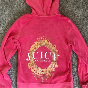 Juicy couture hoodie  - Säljer nu min juice couture hoodie i sirisrosa🌸 setet är i bra skick. Tveka inte att höra av dig om du är intresserad💕