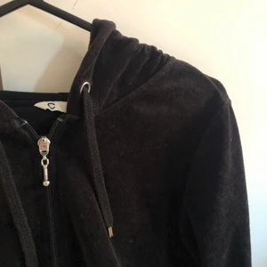 Svart hoodie - En klassisk hoodie med dragkedja i vlour. Väldigt mjuk med en fin passform som framhäver kurvor. Den är inte för tjock och är lika fin knäpp som utsläppt. 