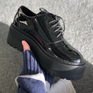 Platå skor - Säljer nu mina as balla platå skor ifrån even odd som liknar dr martens. Dom är helt nya, endast testade ute en gång. Ser lite smutsiga ut där uppe på bild 1 och bild 2 men det är endast reflektioner i lacken. Storlek 37, mitt pris är 300 + frakt🤎⚡️