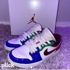 Air jordans 1 - Lägger ut på nytt då jag vill få dem solda! Säljer då mina skit coola jordans då jag köpte dem i fel storlek men ändå valde att börja använda dem💔dem är knappt/varsamt använda och alltså i bra skick! Som ses på bilden så har jag kvar lådan om köpare vill ha med den💕köpare står för frakten