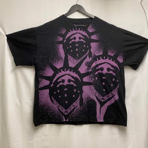 Your local dealer t-shirt - En snygg baggy your local dealer t-shirt köpt på secondhand säljer då jag inte gillar hur den sitter på mig, storleken är 2XL.(Obs frakt ingår inte i priset)