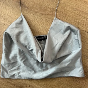 Grå topp - Köpt på PRETTYLITTLETHING. Använd 1 gång, kan skicka bilder med den på :)