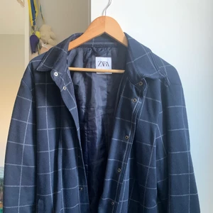 Zara jacka - Mörkblå vit rutig jacka från zara i storlek xl i fint skick.