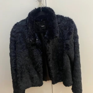 Jacka i fejkpäls - Jacka från Oasis, som ny och använd ca 2 gånger. Storlek S 🤍