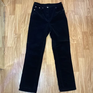 Manchester jeans från Weekday - De är typ som mom jeans. Köpte dem för ungefär ett halvår sen och inte använt en enda gång. Byxorna är svarta