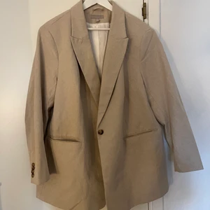 Beige Kavaj - En superfin kavaj från HM! Den va lite för stor för mig då jag tog en större storlek tyvärr. Aldrig använd och tar bara plats i garderoben. Strl XXL