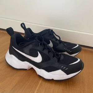 Nike Sneakers - Dessa Nike sneakers är i princip oanvända. Köpte dom för 800 men säljer dom för 450. Hör av dig om du vill ha fler bilder😊. Storlek 41 men jag brukar vanligtvis ha 39/40 så jag skulle säga att dom är något mindre i storleken. Köparen står för ev frakt ❤️‍🔥