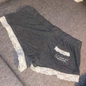 Sov shorts i sjukt mjukt material med spets knappt använda   Kan fraktas mot fraktkostnad!😊