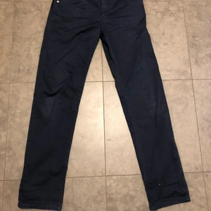 Mörkblå J Lindberg chinos  - Ett par snygga blåa j lindberg chinos som sitter bra och passar både tjejer och killar . Säljer dessa eftersom att jag endast använt dom ett få antal gånger samt att dom är för små. Köpte dessa för ungefär 900 kr  