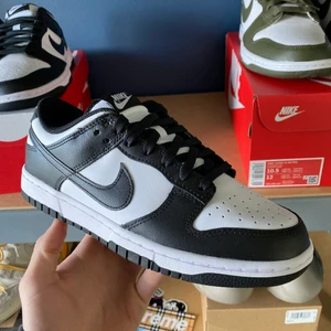 Nike Dunk Black And White - Helt nya köpta från Nike! Det är storlek 39 Eu. Lådan kom tyvärr lite skadad så kan gå ned något i pris